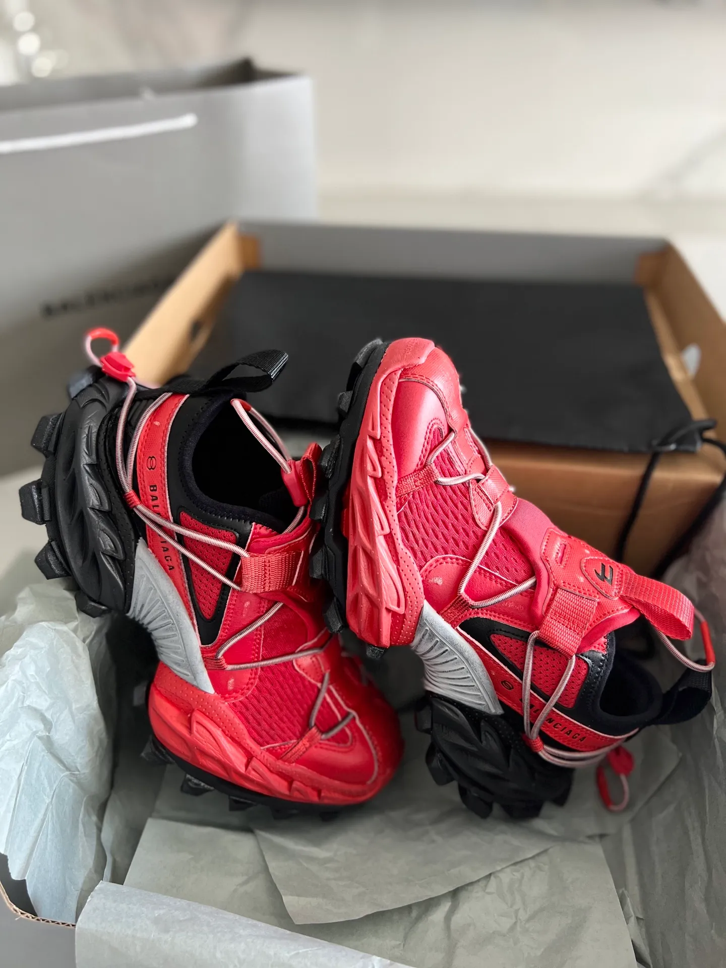 👟👟Ex-factory price 840👟👟 Balenciaga 15th generation 18Xl mountaineering outdoor shoes. Original accessories for men and women, dust bag and shoelaces included. All developed using the original last data from the original files. Original full-length Ev insole embedded. Full elastic band design on the outside. Original bottom combination with non-slip rubber outsole❗French high-end luxury brand - Balenciaga BALENCIAGA Size: 35-46